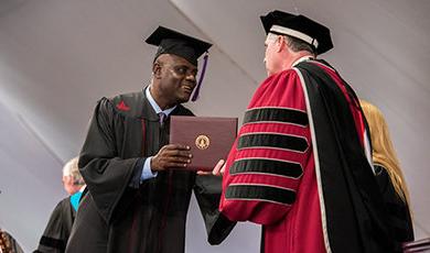 一个学生领取毕业证书.