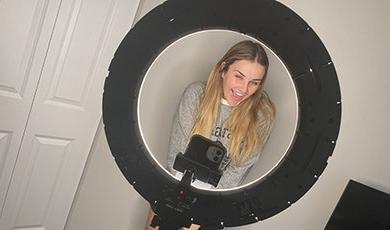 萨曼莎·麦格劳在家中的环形灯前录制了一段社交媒体视频.