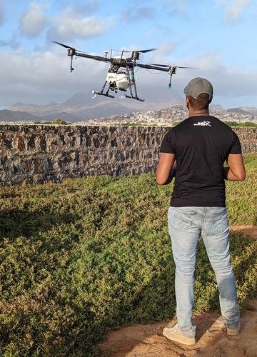 埃里克·福特斯驾驶一架农业再造林无人机